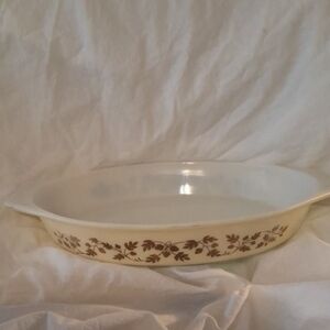 PYREX Gold Acorn Oak Leaf 1 1/2 Qt Casserole Dish
